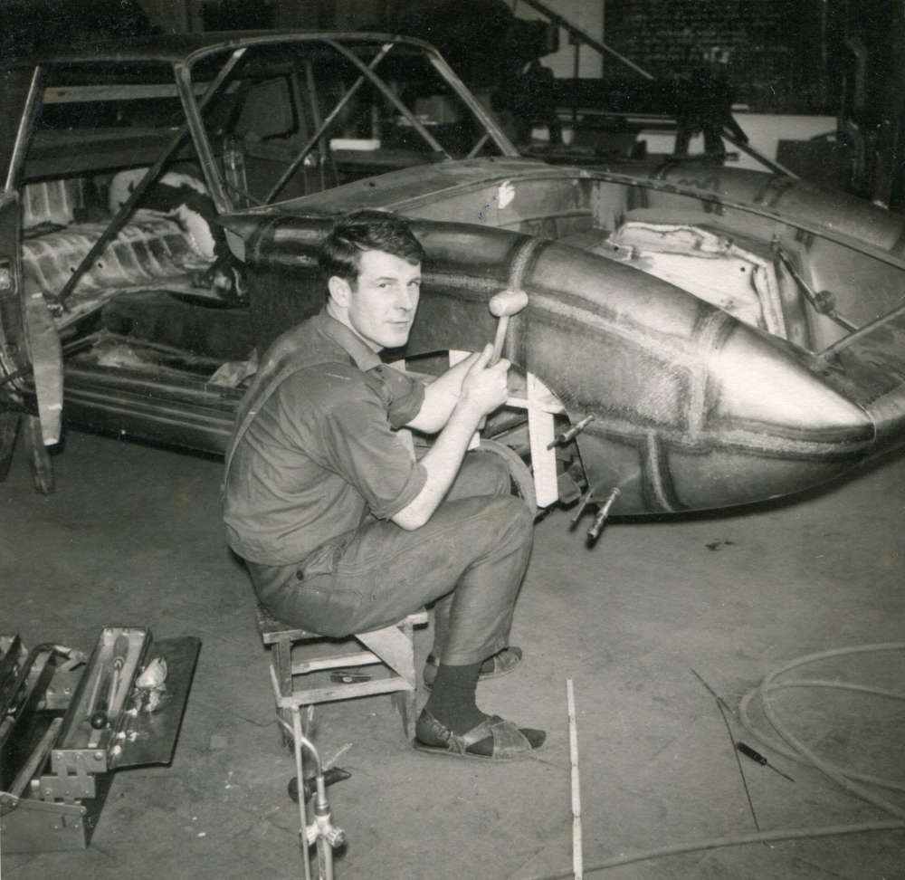 1967 an der MHK: Rudi Edinger beim Bau des Sportwagens (Foto: Rudi Edinger)