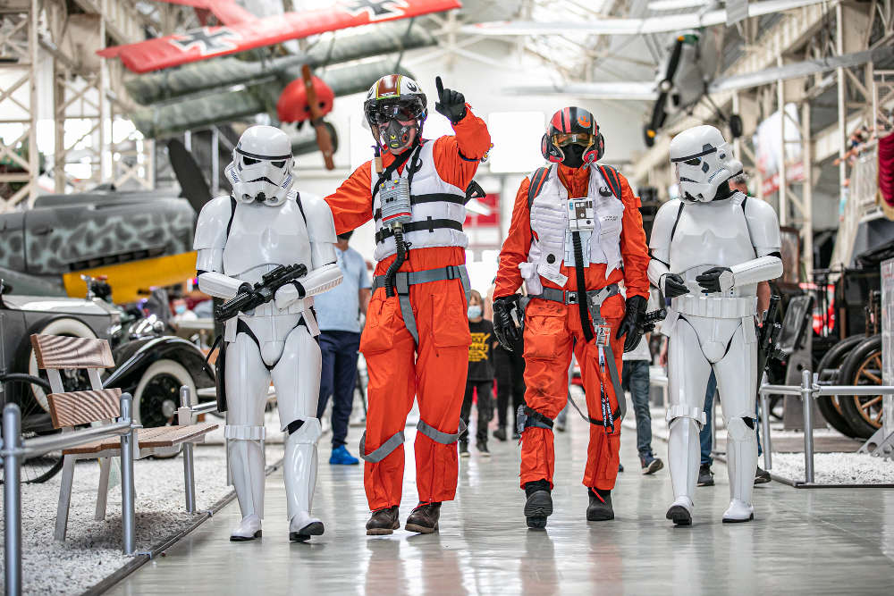 Star Wars-Cosplayer zwischen Oldtimern und Flugzeugen sind keine Seltenheit beim Science Fiction Treffen im Technik Museum. Quelle: TMSP