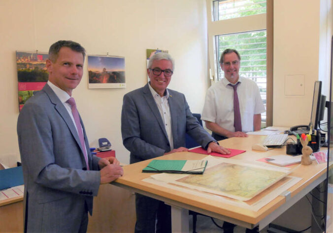 Innenminister Lewentz beim Start des historischen Luftbilder-Dienstes mit dem Präsidenten des LVermGeo, Dr. Jörg Kurpjuhn (links) und Abteilungsleiter Dr. Dierk Deußen (rechts). (Foto: LVermGeo RLP)