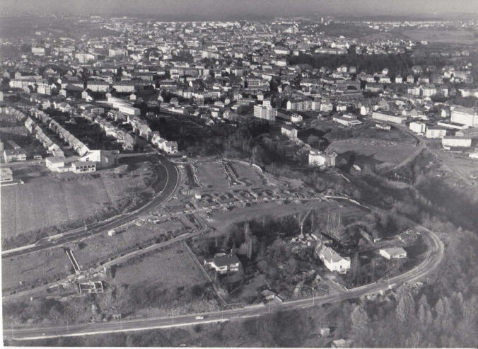 Ein Spaziergang durchs Musikerviertel steht im August auf dem Programm. Die Luftaufnahme stammt aus dem Jahr 1969 und zeigt im Vordergrund den bis dahin weitgehend unbebauten Berliner Ring mit dem Betriebsgelände der Baufirma Caprano. (Foto: © Sammlung / Stadtarchiv Pirmasens)