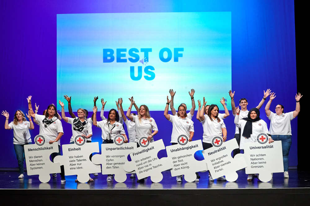 Ausbildungskurs Corange der Krankenpflegeschule der Schwesternschaft in Saarlouis interpretiert tänzerisch zu „Best of us“ die sieben Grundsätze des DRK (Foto: DRK Schwesternschaft Rheinpfalz-Saar/Hardy Mueller))