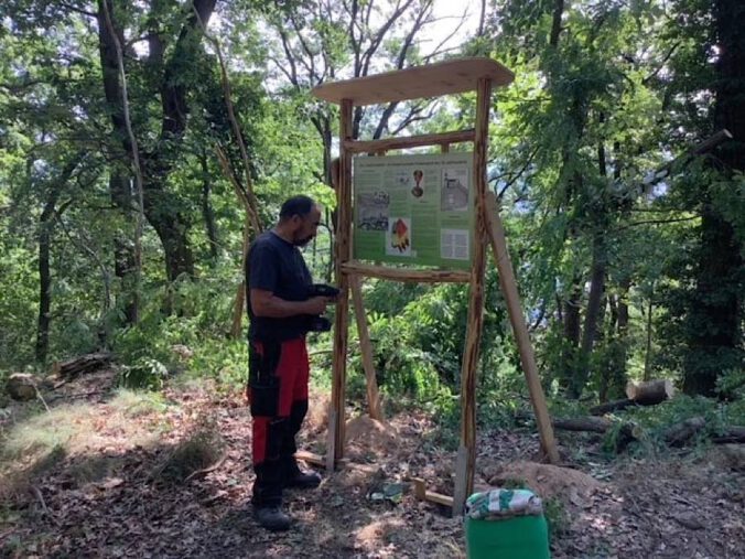 Naturschutzwart Bernd Hoos vor der neuen Tafel (Foto: Stadtverwaltung Neustadt)