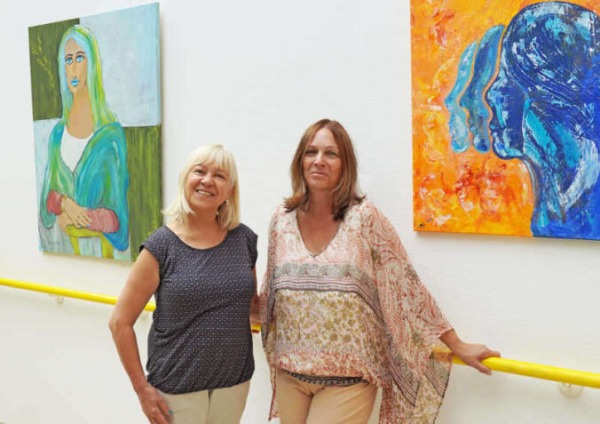 Monika Loll und Eva Malkomes präsentieren ihre Kunstwerke im Westpfalz-Klinikum (Foto: Westpfalz-Klinikum)