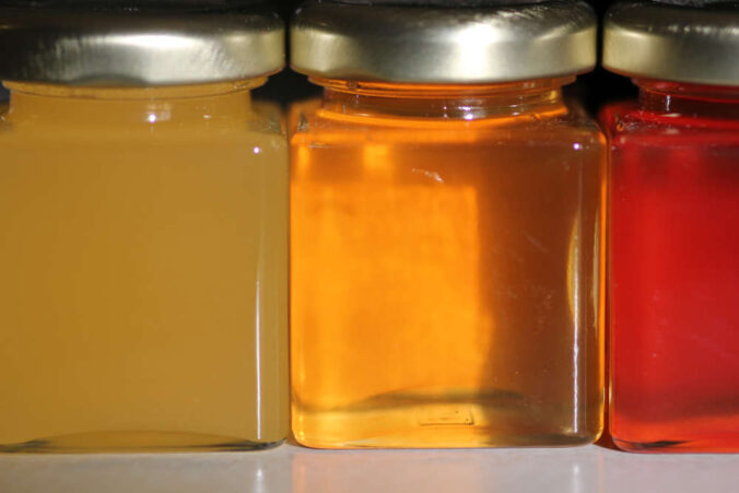 Verschiedene Honigproben, abgefüllt im Gläschen (Foto: Pfalzmuseum für Naturkunde)