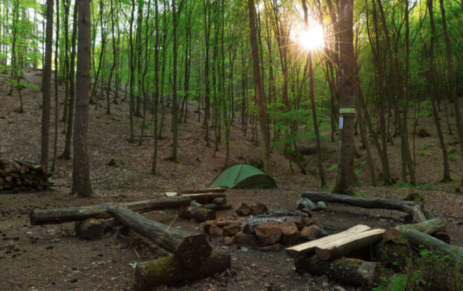 Die 15 Trekkingcamps in der Pfalz sind zu Fuß erreichbar und verfügen neben sechs Lagerplätzen, eine Feuerstelle, rustikale Sitzgelegenheiten und ein kleines Klohäuschen. Wasser und Verpflegung müssen die Trekker selbst mitbringen. Den Müll muss man selbstverständlich mit nach Hause nehmen. (Foto: Trekkingplatz Imsbach, Quelle: Pfalz-Touristik e.V./Markus Balkow)