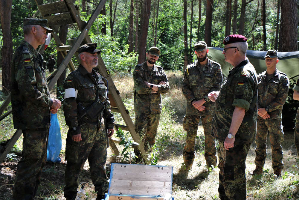 Im Dialog (Foto: Bundeswehr/Frank Wiedemann)