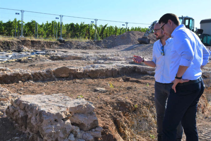 Landaus OB Thomas Hirsch informierte sich jetzt vor Ort bei Vertretern der Landesarchäologie über die römischen Funde bei Godramstein. (Quelle: Stadt Landau)