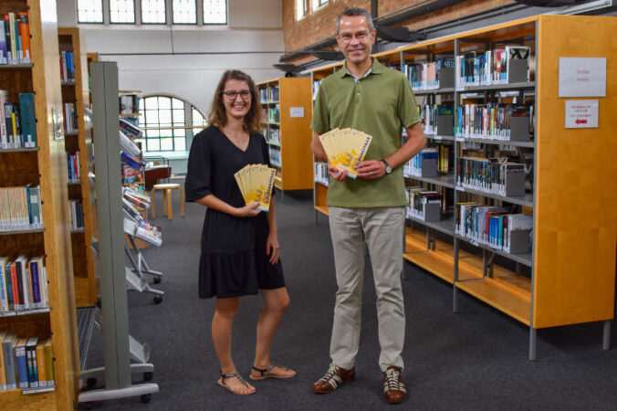 Bibliotheksleiterin Miriam Jöst und Bürgermeister Dr. Maximilian Ingenthron freuen sich auf das 2. Halbjahr der 38. Landauer Büchereitage. (Quelle: Stadt Landau)