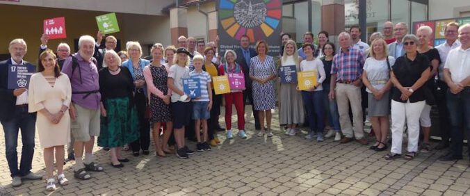 17 Nachhaltigkeitsziele im Fokus: die Teilnehmer und Teilnehmerinnen an der Informationsveranstaltung in Kallstadt. (Foto: Bezirksverband Pfalz)