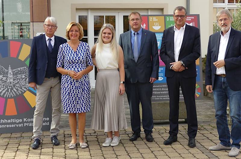 Kallstadt als Station der Sommereise (von links): Bezirkstagsvize Dr. Klaus Weichel, Ministerpräsidentin Malu Dreyer, die Kallstadter Weinprinzessin Michelle, Ortsbürgermeister Dr. Thomas Jaworek sowie Prof. Dr. Gerald H. Haug und Ludwig Kuhn vom Zukunftsrat Nachhaltige Entwicklung Rheinland-Pfalz (Foto: Bezirksverband Pfalz)