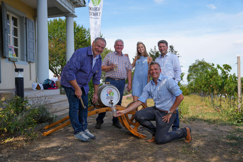 Der Fassanstich bei der Wurstmarktpressekonferenz. v.l.: Wurstmarkt-Winzermeister Helmut Darting, Beigeordneter Karl Brust, Weinprinzessin Lea I., Bürgermeister Christoph Glogger und Fachbereichsleiter Kultur & Tourismus Marcus Brill (Foto: Holger Knecht)