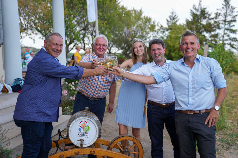 Wurstmarkt-Winzermeister Helmut Darting, Beigeordneter Karl Brust, Weinprinzessin Lea I., Bürgermeister Christoph Glogger und Fachbereichsleiter Kultur & Tourismus Marcus Brill (Foto: Holger Knecht)