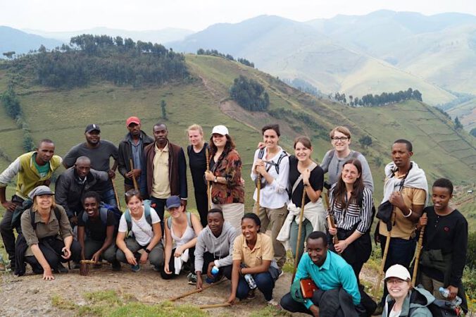 Das Landauer Team mit Partnerinnen und Partnern in Ruanda im Schutzgebiet Rugesi (Quelle: Zooschule Landau)