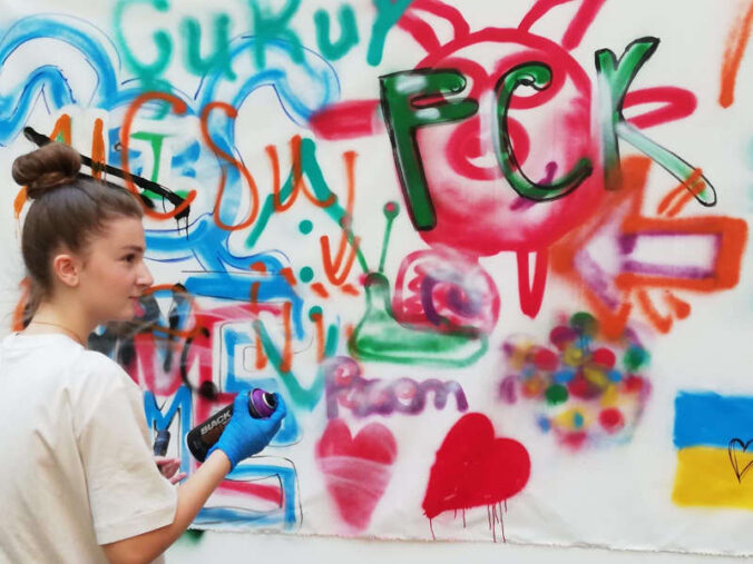 Daria Pognaiko bei der Arbeit am kollektiven Kunstwerk (Foto: Stadt Kaiserslautern)