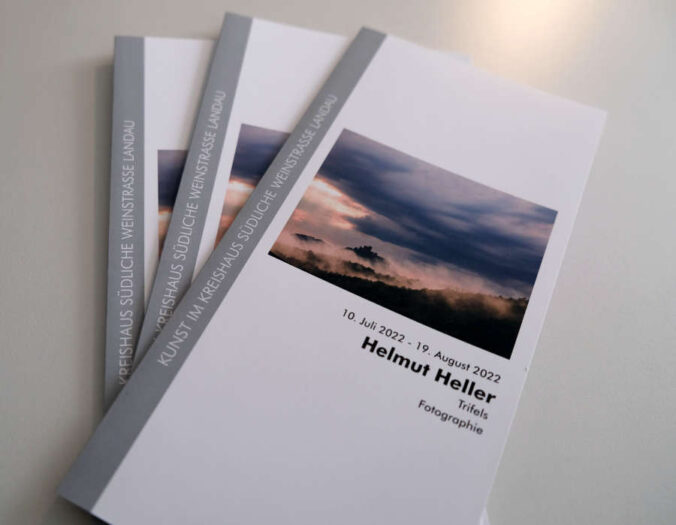 „Trifels-Fotographien“ von Helmut Heller sind noch bis 19. August im Kreishaus zu sehen. (Foto: Kreisverwaltung Südliche Weinstraße)