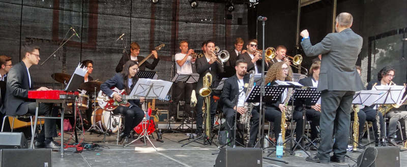 Sie entführen das Publikum in der Pirmasenser Festhalle in die Welt des groß orchestrierten Jazz: Die Phoenix-Foundation. (Foto: Torsten Silz)