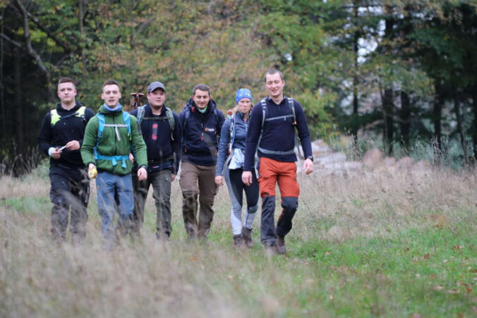 Mit Spaß und Schwung durch den Pfälzerwald: Teilnehmende beim Wandermarathon im Biosphärenreservat Pfälzerwald (Foto: Elke Dilzer)