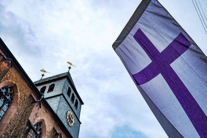 Die prot. Kirche Lambrecht beim Turmfest (Foto: Holger Knecht)