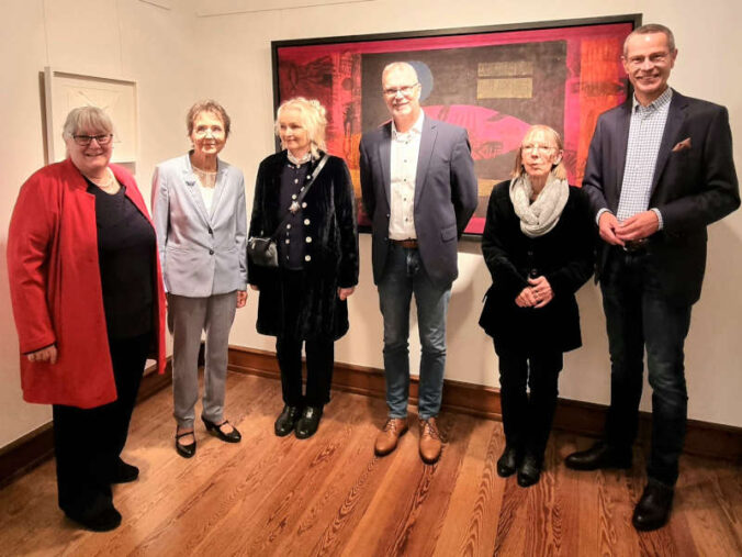 Ausstellungskuratorin Sigrid Weyers, Kunsthistorikerin Prof. Dr. Renate Berger, Künstlerin Prof. Dr. Ruth Tesmar, der Vorsitzende des Vereins Strieffler Haus der Künste Christian Freichel-Tworeck, Kunsthistorikerin Dr. Karoline Hille und Bürgermeister Dr. Maximilian Ingenthron bei der Vernissage der Ausstellung. (Quelle: Stadt Landau)