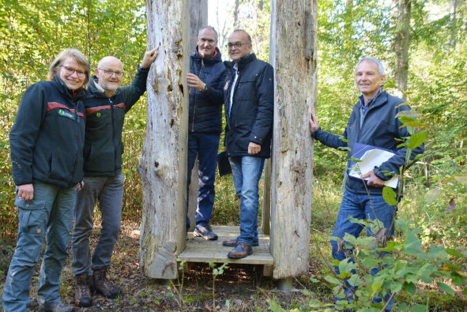 Astrid Behrens (Leiterin Forstamt Bienwald), Johannes Becker (Forstamt), Dietmar Seefeldt (Landrat Südliche Weinstraße), Dr. Fritz Brechtel (Landrat Germersheim), Uwe Meissner (Projektverantwortlicher, Kreisverwaltung Germersheim). (Foto: KV Germersheim, Michael d‘Aguiar)