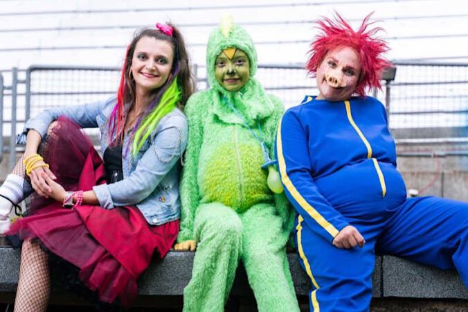 Das Foto zeigt die drei Hauptfiguren aus den Stücken: Petra (Hanna Küppers) aus "Und es hat Zoom gemacht", Urmel (Tabea Naßhahn) aus "Urmel aus dem Eis" und das Sams (Michaela Kalbheim) aus "Das Sams - eine Woche voller Samstage". (Foto: Freilichtspiele Katzweiler)