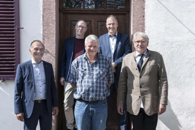 Landrat Dr. Fritz Brechtel (GER), Laudator Matthias Kniep, Preisträger Ulf Stolterfoht, Landrat Dietmar Seefeldt (SÜW) und Hans Thill, künstlerischer Leiter des Künstlerhauses Edenkoben, am Rande der Preisverleihung. (Quelle: Annette Mück)