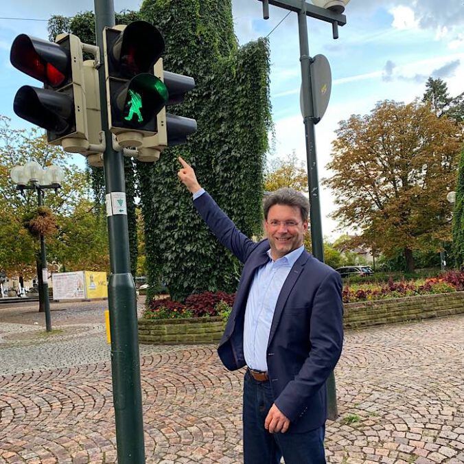 Bürgermeister Christoph Glogger vor Ampelanlage mit Winzermännchen (Foto: Stadt Bad Dürkheim)