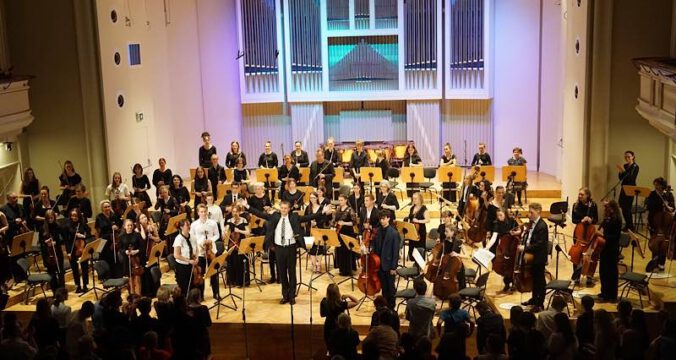 Bewegte und bewegende Konzerte des 3-Nationen-Orchesters, wie hier in Polen, wird es nun in Annweiler, auf dem Hambacher Schloss, in Straßbourg und Wissembourg geben. (Foto: Wolfgang Urbany)