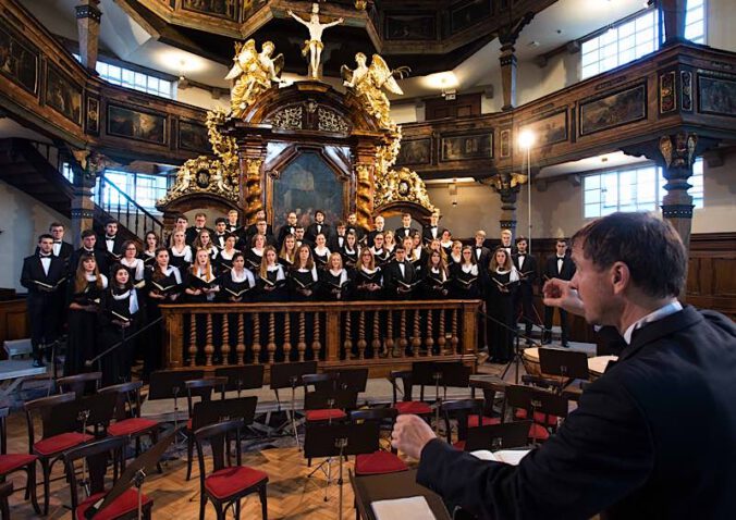 Die Jugendkantorei mit ihrem Leiter, Landeskirchenmusikdirektor Jochen Steuerwald. (Foto: Amt für Kirchemusik/Landry)