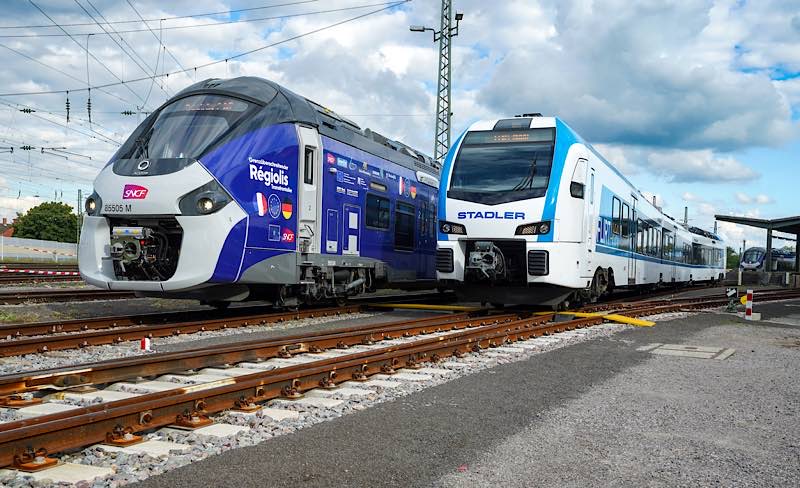 Die beiden modernen Triebwagen von Stadler und Alstom (Foto: Holger Knecht)