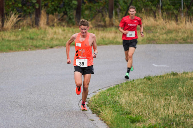 Sieger Tim Könnel und der Zweitplatzierte Lennart Nies bei km 4 (Foto: Holger Knecht)