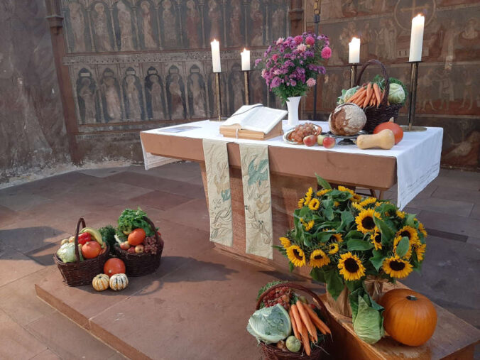 Erntedank-Altar (Foto: Prot. Kirchengemeinde Lambrecht-Lindenberg)