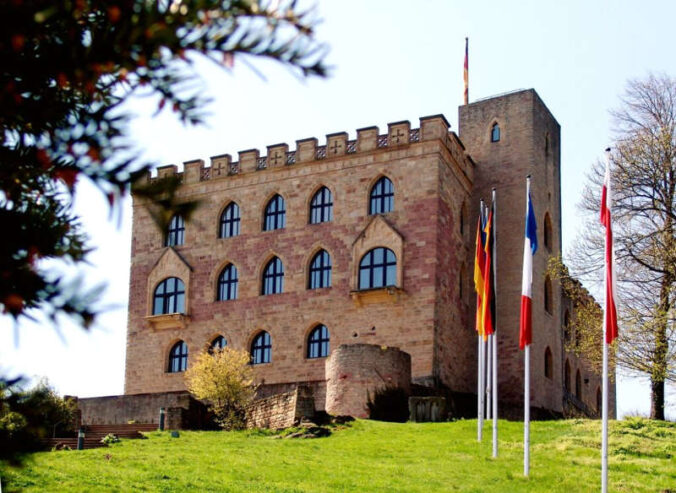 Wiege der Demokratie: Das Hambacher Schloss in der Pfalz (Foto: Rolf Schädler)