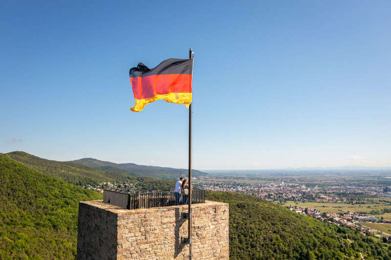 Die Deutschland-Flagge auf dem Schlossturm (Foto: Pfalz-Touristk GmbH/Dominik Ketz)