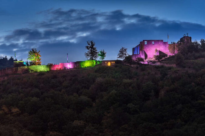 Die bunt illuminierte Wolfsburg (Foto: Klaus Ruschmaritsch 2018)