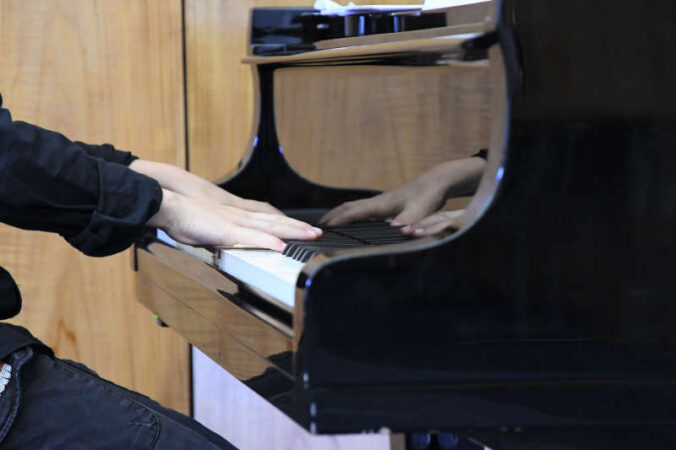 Auch Klavierstücke werden in der Alten Kirche in Vinningen zu hören sein. Im Bild gleiten die Finger von Julian Ermshaus aus Vinningen über den Flügel in der Kreisverwaltung. (Foto: Kreisverwaltung Südwestpfalz)