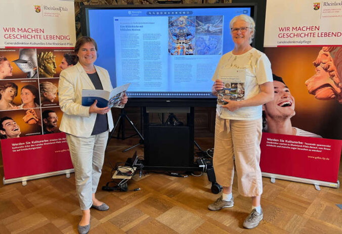 Generaldirektorin der GDKE Dr. Heike Otto und die Landeskonservatorin Dr. Roswitha Kaiser präsentieren die GDKE-Broschüre. (Foto: Agentur Bonewitz)