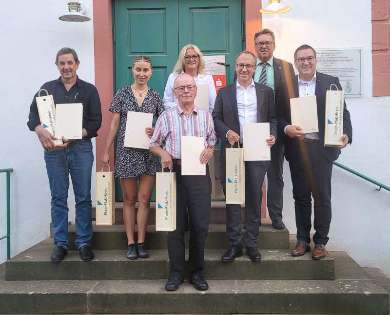 Die anwesenden neuen Weinpaten wurden durch Landrat Clemens Körner (rechts hinten) ernannt. (Foto: Kreisverwaltung Rhein-Pfalz-Kreis)