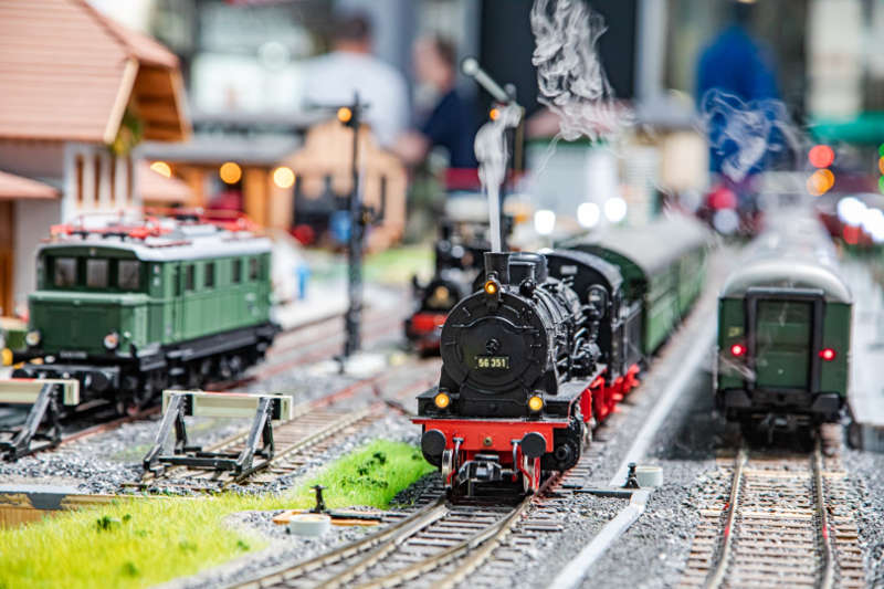 Eisenbahnen gehören zum vorweihnachtlichen Modellbau einfach dazu. (Quelle: TMSP)