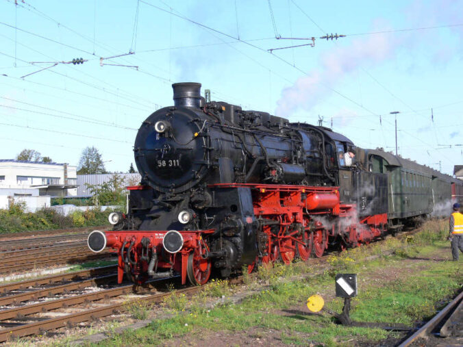 Dampfzug der Dampfnostalgie Karlsruhe mit Dampflok 58 311 am 1.11.2006 im Bahnhof Ettlingen West. (Foto: Daniel Saarbourg)