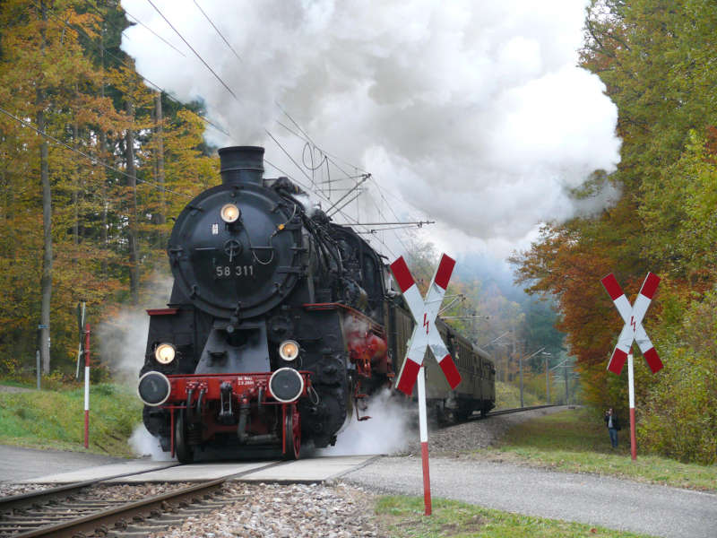 Dampfzug der Dampfnostalgie Karlsruhe mit Dampflok 58 311 am 27. Oktober 2007 auf der Steilrampe in Richtung Reichenbach kurz vor dem Haltepunkt Reichenbach Kurpark. Foto: Daniel Saarbourg