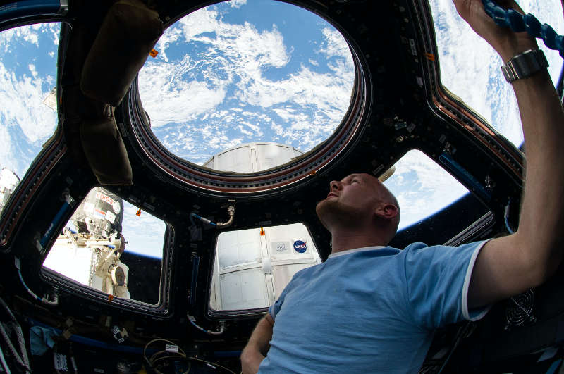 Alexander Gerst in der Cupola der ISS bei der Expedition 40 (Mission „blue dot“) 2014. (Quelle: Gerhard Daum)