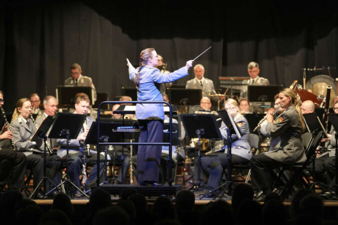 Das Heeresmusikkorps Koblenz unter der Leitung von Oberstleutnant Alexandra Schütz-Knospe (Foto: Holger Knecht)