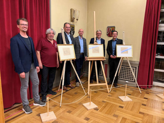 v.l.: Erster Stadtbeigeordneter Benjamin Burckschat, Trifelsfreunde-Vorsitzender Hans Reither, Erster Kreisbeigeordneter Georg Kern, Museumsleiter Dr. Sven Gütermann, Referent Dr. Bernd Carqué und Bürgermeister Christian Burkhart mit den drei Burgenzeichnungen. (Foto: Museum unterm Trifels)