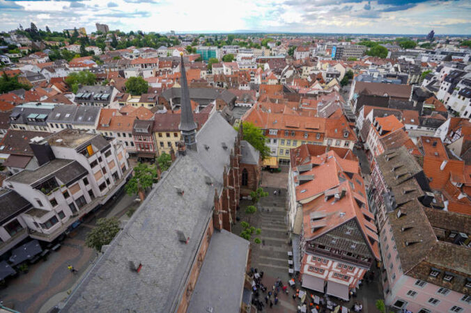 Blick vom Stiftskirchenturm auf die Stiftskirche und die Altstadt Neustadt an der Weinstraße (Foto: Holger Knecht)