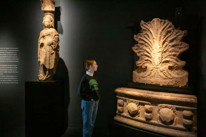 Eine Besucherin in der Landesausstellung „Die Habsburger im Mittelalter. Aufstieg einer Dynastie“. (Foto: Historisches Museum der Pfalz/Julia Paul)