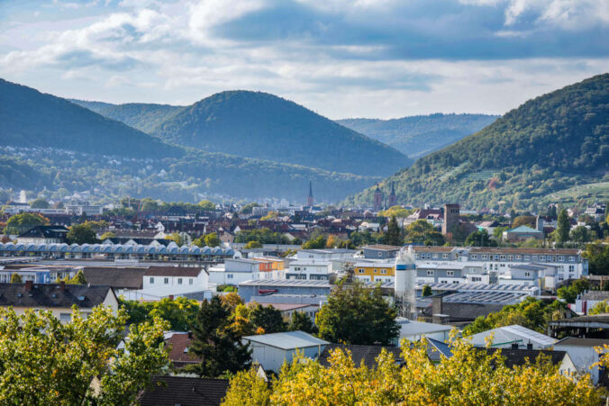 Blick vom Monte Scherbelino auf die Altstadt und den Haardtrand (Foto: Holger Knecht)