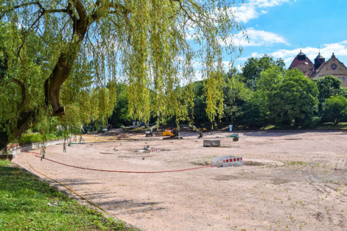 Der Schwanenweiher in Landau „auf dem Trockenen“. (Quelle: Stadt Landau)