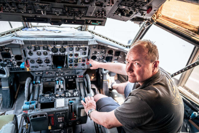 Flugzeugenthusiast Peter Horsch erklärt den Besuchern bei den Führungen jede Ecke der Transall. (Quelle: TMSP)