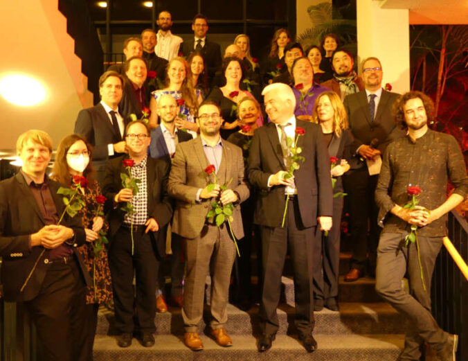 Repräsentanten und Repräsentantinnen der Kollektive vor und hinter der Bühne (Foto: Bezirksverband Pfalz)